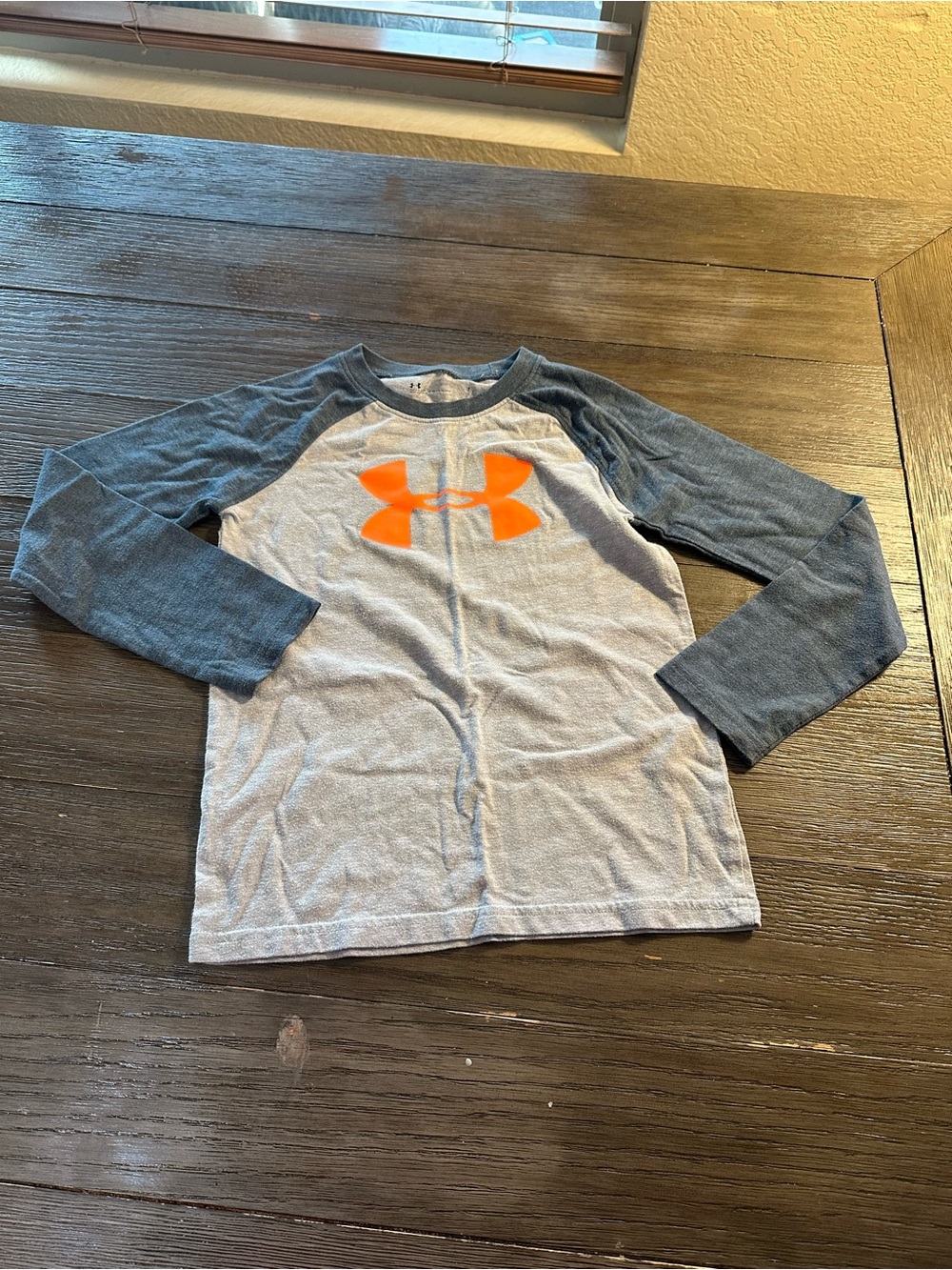 Boys Sz 7 Under Armour Gray Body Navy Raglan Long-Sleeve Tee with Orange Logo